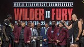 Wilder dan Tyson Fury terlibat keributan pada sesi timbang badan. (Photo by Mark RALSTON / AFP)