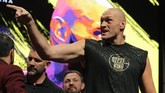 Tyson Fury menunjuk ke arah pemegang gelar juara kelas berat WBC Deontay Wilder. (Photo by John Gurzinski / AFP)