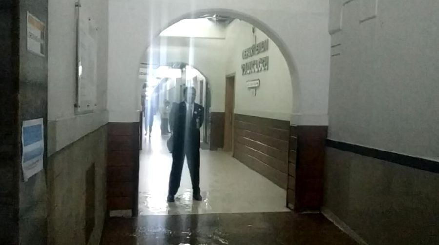 Rumah Sakit Umum Pusat Nasional Dr. Cipto Mangunkusumo (RSCM) kebanjiran, pasca hujan deras menguyur Ibu Kota DKI Jakarta, sejak tadi malam.