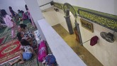Sejumlah warga mengungsi di lantai dua Masjid Jami' Al-Jamaah yang juga terendam banjir di Jalan Anyer, Menteng, Jakarta, Minggu (23/2/2020). Masjid kerap menjadi tempat warga mengungsi kala banjir memasuki rumah. (ANTARA FOTO/M Risyal Hidayat)