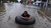 Warga melintasi banjir yang menggenangi kawasan Jalan Danau Sunter Selatan, Sunter Jaya, Jakarta Utara, Minggu (23/2/2020). (ANTARA FOTO/Sigid Kurniawan)