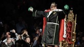 Tyson Fury saat memasuki ring jelang melawan Deontay Wilder di MGM Grand Arena, Las Vegas, Minggu (23/2) siang WIB. (AP Photo/Isaac Brekken)