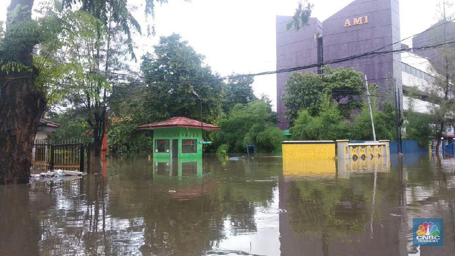 Hujan deras yang mengguyur Jakarta sejak Sabtu (22/2) malam mengakibatkan banjir di sejumlah titik.