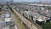 Kereta LRT melintas saat banjir merendam Jalan Boulevard Raya, Kelapa Gading, Jakarta Utara, Minggu (23/2/2020). Hujan deras sejak Minggu, 23 Februari dini hari membuat sejumlah daerah di Ibu Kota tergenang banjir. (ANTARA FOTO/Sigid Kurniawan)