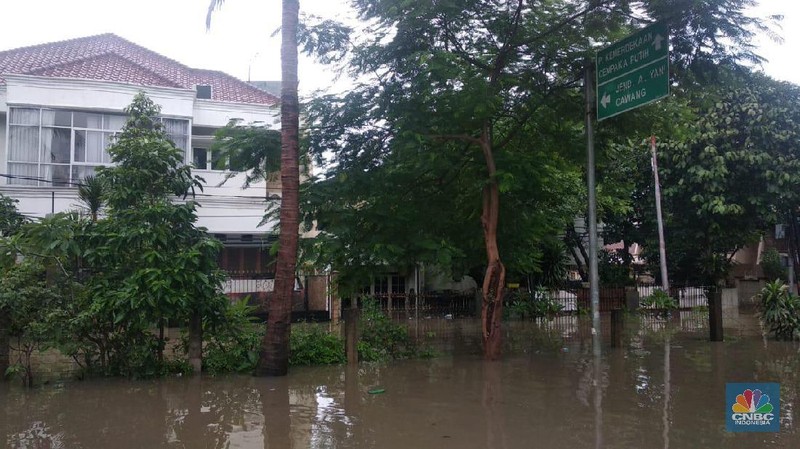 Hujan deras yang mengguyur Jakarta sejak Sabtu (22/2) malam mengakibatkan banjir di sejumlah titik.