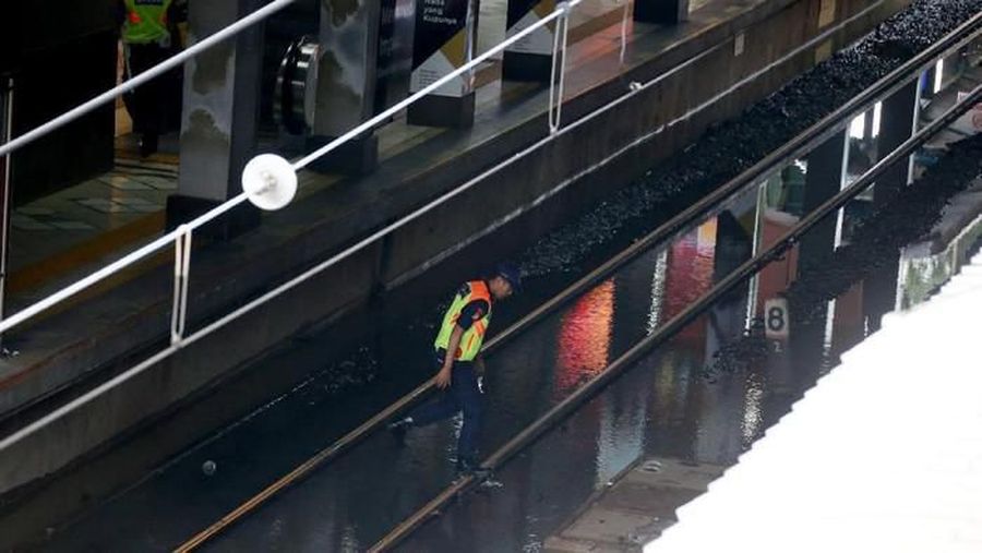 Hujan deras yang mengguyur wilayah Jakarta dan sekitarnya membuat genangan dan banjir dimana-mana. Seperti salah satunya Stasiun Sudirman yang ikut terendam.