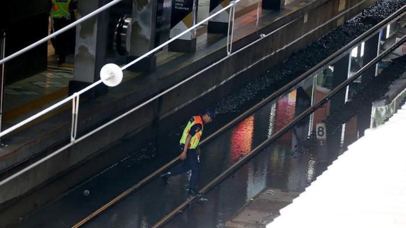 Hujan deras yang mengguyur wilayah Jakarta dan sekitarnya membuat genangan dan banjir dimana-mana. Seperti salah satunya Stasiun Sudirman yang ikut terendam.