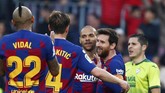 Lionel Messi mencetak gol keempat dengan menerima assist dari penyerang baru Barcelona Martin Braithwaite. (AP Photo/Joan Monfort)