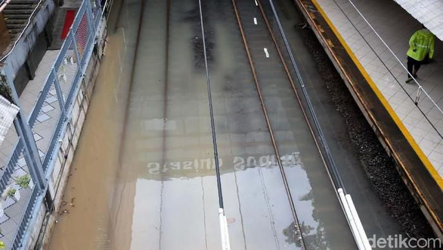 Transportasi kereta listrik (KRL) dan jalan tol pun sebagian ikut terimbas banjir.