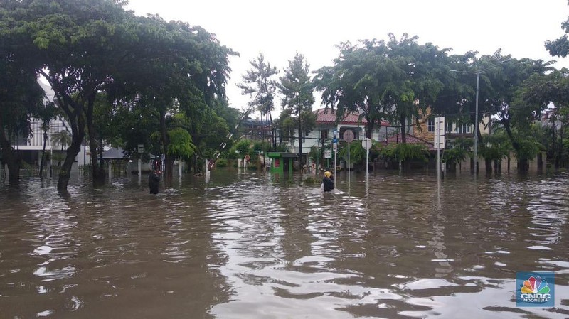 Hujan deras yang mengguyur Jakarta sejak Sabtu (22/2) malam mengakibatkan banjir di sejumlah titik.