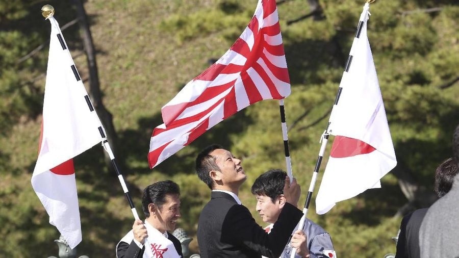 Perayaan hari ulang tahun Kaisar Naruhito yang pertama kali digelar untuk publik terpaksa dibatalkan karena khawatir penyebaran penyakit akibat Covid-19.