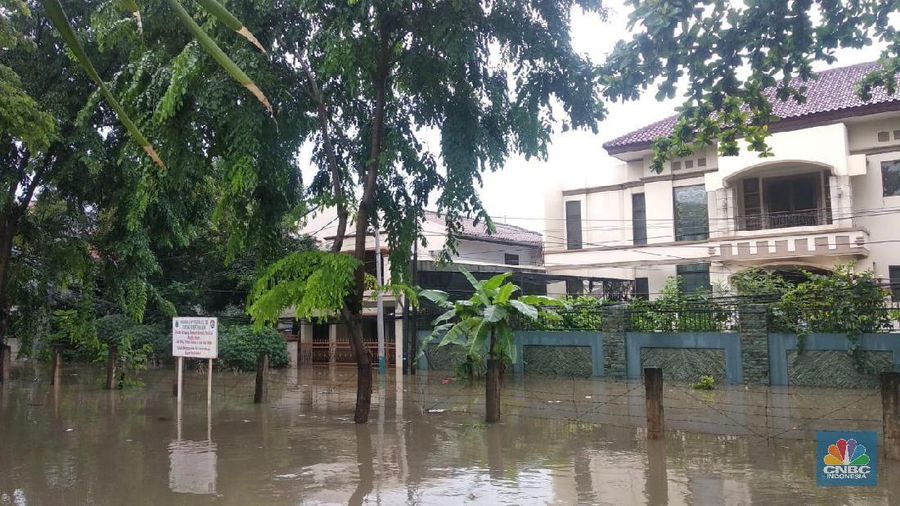 Hujan sedang hingga lebat yang dapat disertai kilat/petir dan angin kencang, diprediksi bakal terjadi di beberapa titik di Jakarta hari ini.