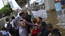 FOTO : Kala Banjir Kembali Kepung Ibu Kota