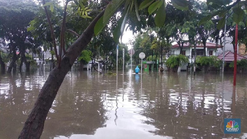 Hujan deras yang mengguyur Jakarta sejak Sabtu (22/2) malam mengakibatkan banjir di sejumlah titik.