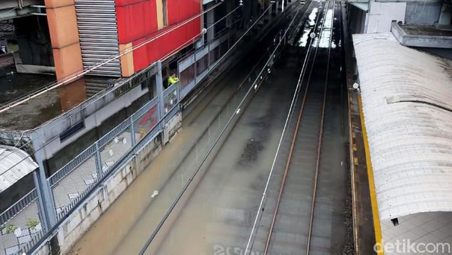 Beberapa stasiun KRL terdampak banjir dan tak bisa beroperasi 