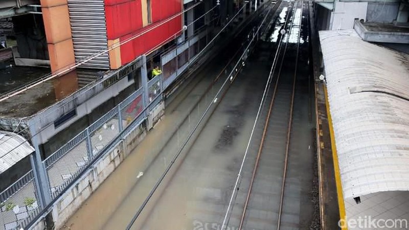 Hujan deras yang mengguyur wilayah Jakarta dan sekitarnya membuat genangan dan banjir dimana-mana. Seperti salah satunya Stasiun Sudirman yang ikut terendam.