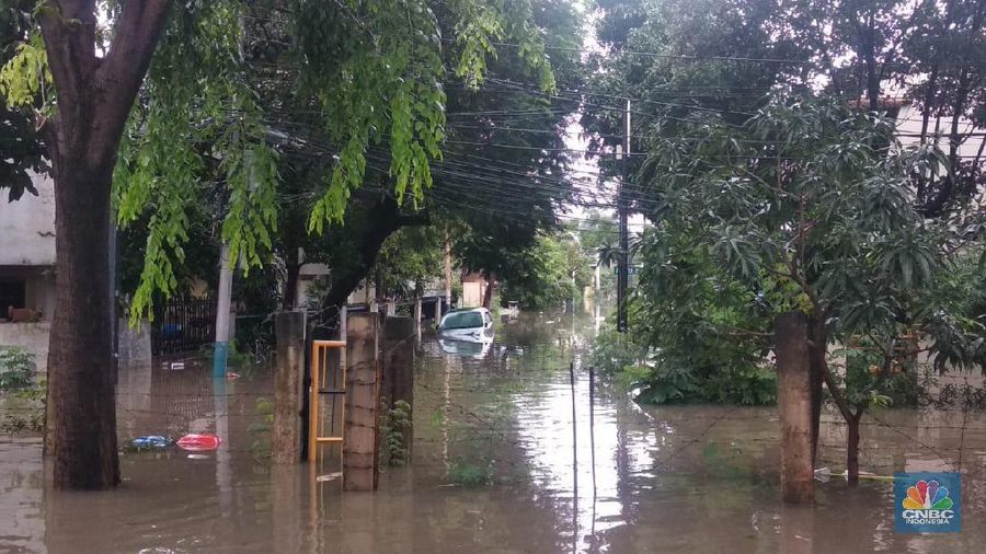 Hujan deras yang mengguyur Jakarta sejak Sabtu (22/2) malam mengakibatkan banjir di sejumlah titik.