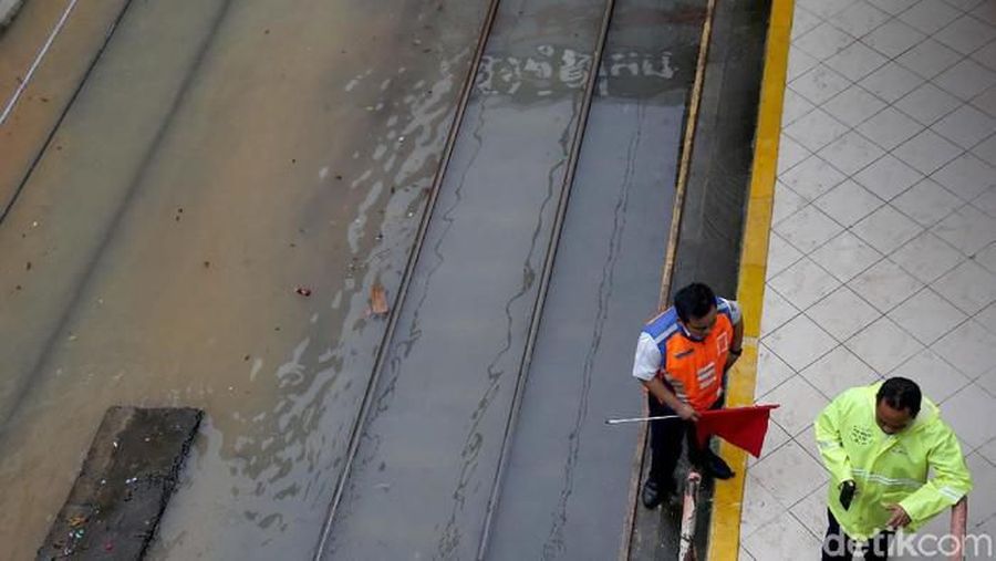 Hujan deras yang mengguyur wilayah Jakarta dan sekitarnya membuat genangan dan banjir dimana-mana. Seperti salah satunya Stasiun Sudirman yang ikut terendam.