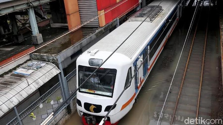 Hujan deras yang mengguyur wilayah Jakarta dan sekitarnya membuat genangan dan banjir dimana-mana. Seperti salah satunya Stasiun Sudirman yang ikut terendam.