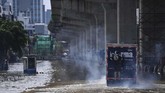 Seorang pria naik ke bagian belakang sebuah truk untuk melintasi banjir di Jalan Boulevard Barat Raya, Kelapa Gading, Jakarta Utara, Minggu (23/2/2020). Banjir yang menerjang Jakarta tersebar di sejumlah wilayah, mulai dari Selatan, Timur dan Utara. (ANTARA FOTO/Sigid Kurniawan)