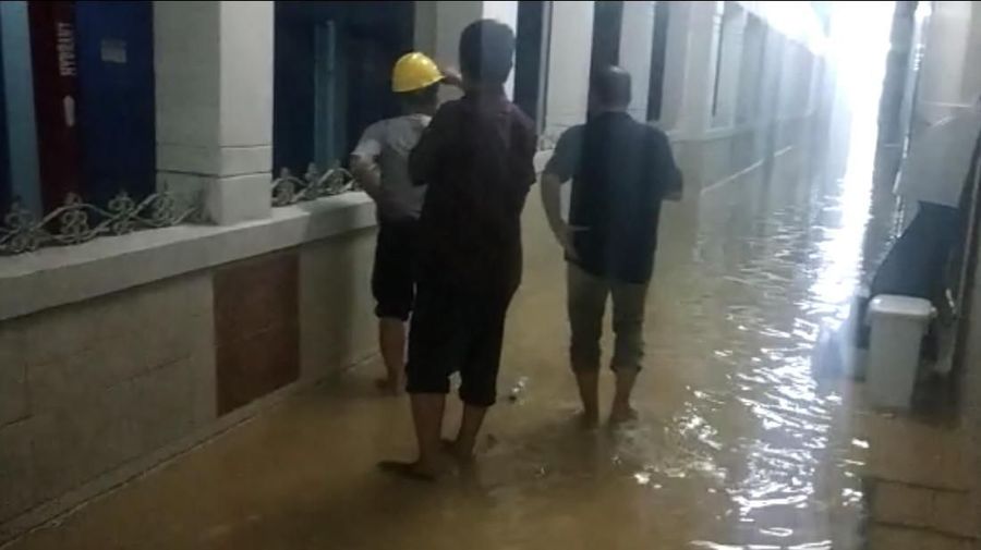 Genangan air tersebut berdampak juga masuknya air ke beberapa ruangan seperti radiologi dan radioterapi.