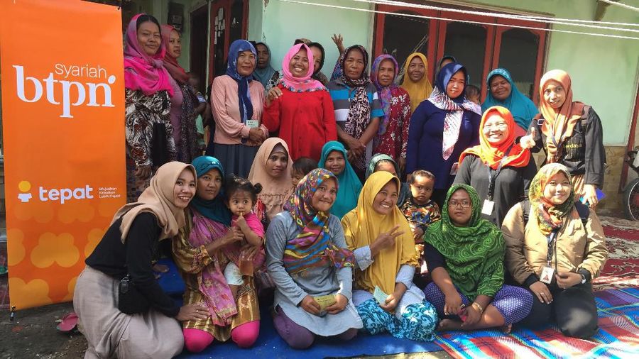 Pengusaha pengasinan ikan sekaligus ketua sentra BTPN Syariah Desa Bandengan, Kab. Cirebon di tempat pengeringan ikan asin miliknya. (BTPN)
