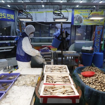 Korsel Darurat Corona, Pasar di Seoul Diguyur Disinfektan