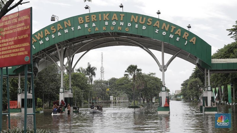 Kawasan Berikat Nusantara (KBN) terkepung banjir antara 30 sampai 60 cm, atau maksimal setinggi paha orang dewasa.