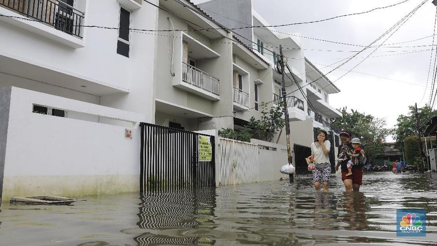 Akibat intensitas hujan yang tinggi, kawasan perumahan ini terendam banjir sejak kemarin.