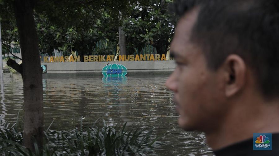 Kawasan Berikat Nusantara (KBN) terkepung banjir antara 30 sampai 60 cm, atau maksimal setinggi paha orang dewasa.