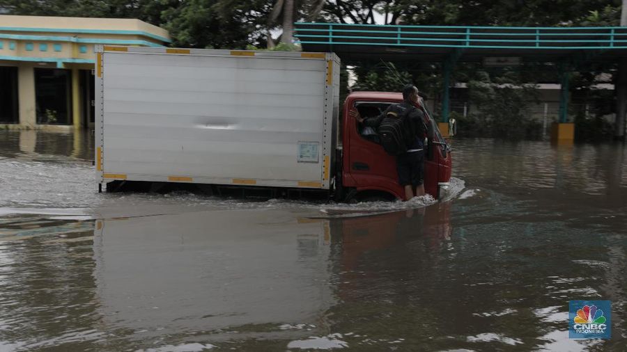 Kawasan Berikat Nusantara (KBN) terkepung banjir antara 30 sampai 60 cm, atau maksimal setinggi paha orang dewasa.