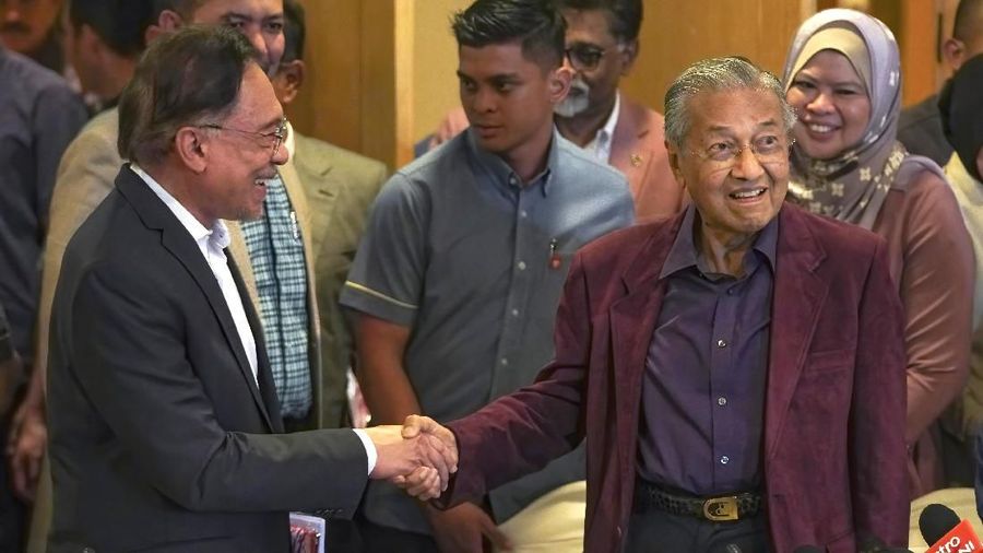Pertemuan itu berlangsung setelah Mahathir ditetapkan sebagai PM sementara Malaysia.