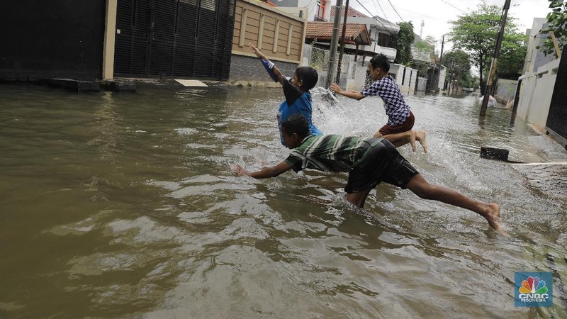 Akibat intensitas hujan yang tinggi, kawasan perumahan ini terendam banjir sejak kemarin.