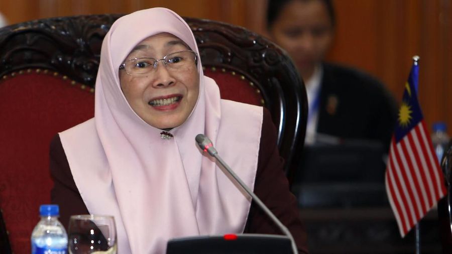 Malay Mail menuliskan, Mahathirlah yang menunjuk Wan Azizah sebagai PM sementara.