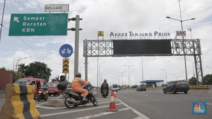 Pemotor masuk jalan tol untuk menghindari kemacetan.