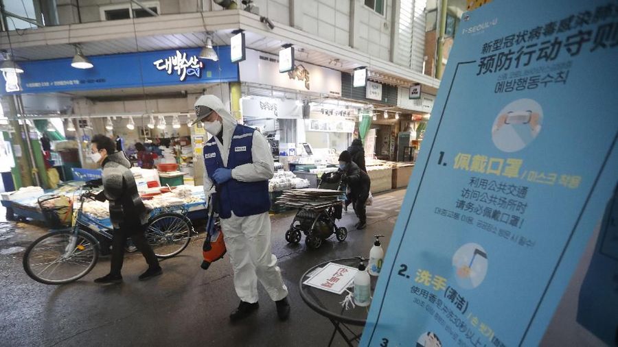 Presiden Korea Selatan Moon Jae-in telah meningkatkan tingkat kewaspadaan satu tingkat ke zona merah.