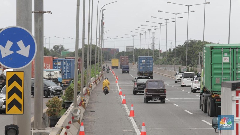 Pemotor masuk jalan tol untuk menghindari kemacetan.