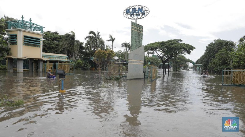 Kawasan Berikat Nusantara (KBN) terkepung banjir antara 30 sampai 60 cm, atau maksimal setinggi paha orang dewasa.