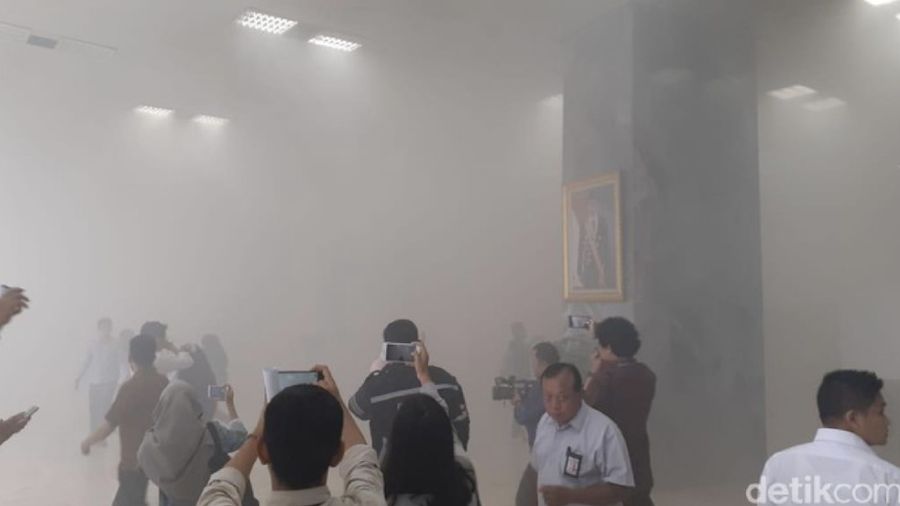 Gedung DPR yang terletak di Jalan Jenderal Gatot Subroto yang mengepul asap ternyata bukan kebakaran. Tak ada api yang muncul.