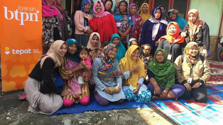 Pengusaha pengasinan ikan sekaligus ketua sentra BTPN Syariah Desa Bandengan, Kab. Cirebon di tempat pengeringan ikan asin miliknya. (BTPN) Pengusaha pengasinan ikan sekaligus ketua sentra BTPN Syariah Desa Bandengan, Kab. Cirebon di tempat pengeringan ikan asin miliknya. (BTPN)