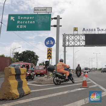 Motor Terobos Jalan Tol Demi Hindari Banjir di Cilincing