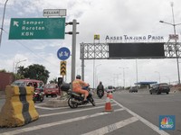 Motor Terobos Jalan Tol Demi Hindari Banjir di Cilincing