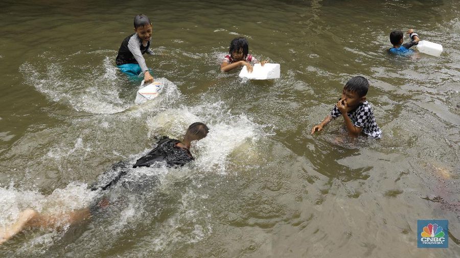 Akibat intensitas hujan yang tinggi, kawasan perumahan ini terendam banjir sejak kemarin.