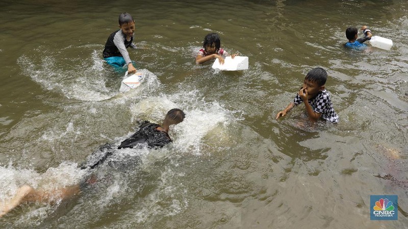 Akibat intensitas hujan yang tinggi, kawasan perumahan ini terendam banjir sejak kemarin.