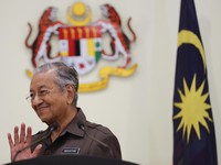 Malaysia Memanas, Kala Mahathir Dipecat dari Partai Sendiri