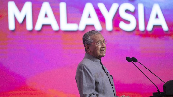 In this May 9, 2019, photo, Malaysian Prime Minister Mahathir Mohamad, speaks during a press conference in Putrajaya, Malaysia. Malaysian Prime Minister Mahathir has tendered his resignation to the king, his office reported Monday. (AP Photo/Vincent Thian)