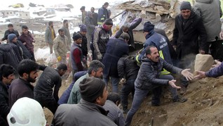 FOTO: Gempa Magnitudo 5,7 Guncang Perbatasan Turki-Iran