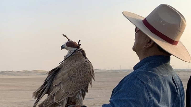 Menhan Prabowo hadir dengan gaya kemeja lengan panjang biru dan topi koboi.
