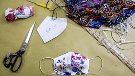 FOTO: Mahal, Warga Hong Kong Buat Masker Corona Sendiri