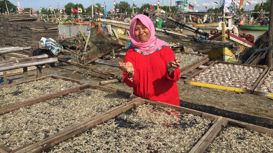 Senyum sumringah Warni bertebar siang itu kala menyambut kedatangan Ibu-Ibu ke rumahnya.